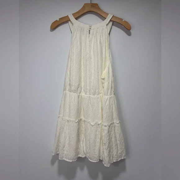 Torrid NWT 1 Sleeveless Blouse White Eyelet Lace Tiered Ruffle Keyhole Back Sz 2 - Picture 3 of 10